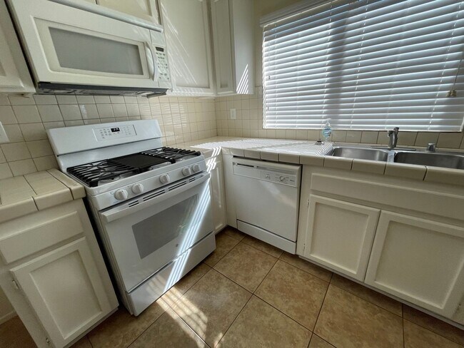 Building Photo - Hesperia-Refurbished- 3 Bedrooms, 2 Bathro...
