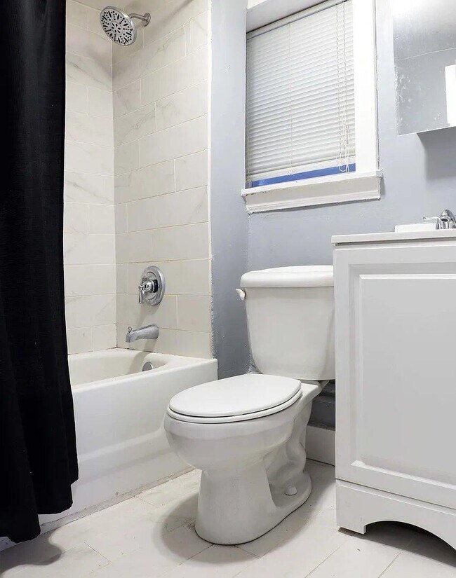 Building Photo - 2 bedroom in Chicago IL 60657