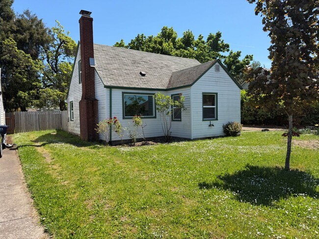 Building Photo - Large updated 2 bedroom 1 bathroom house in Springfield!