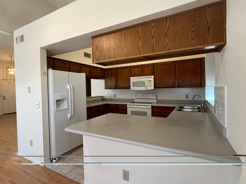 Building Photo - 4175 E Cholla Canyon Dr