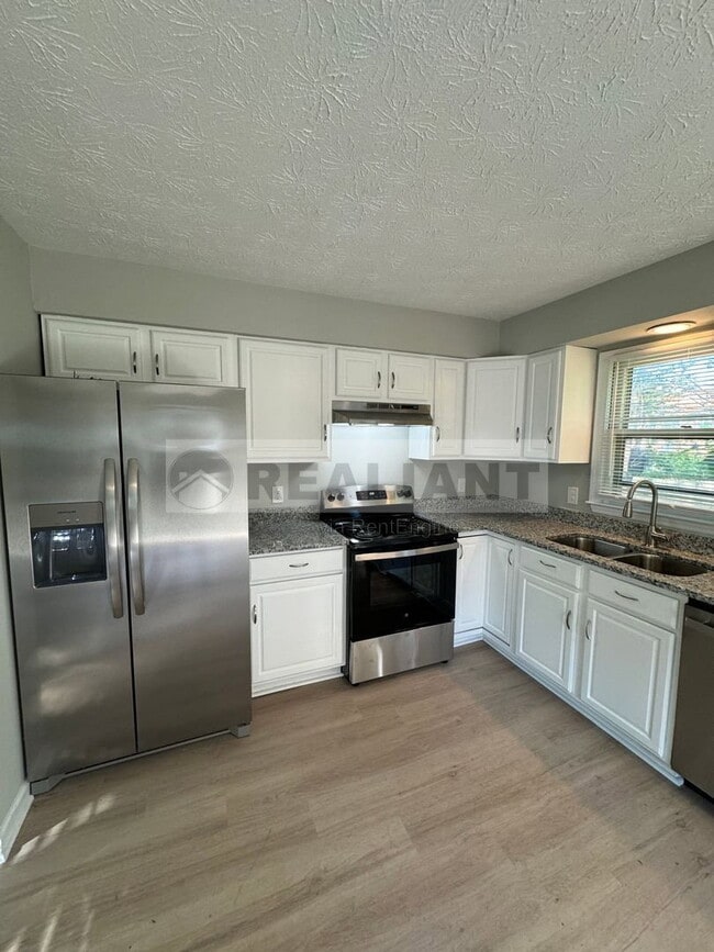 Building Photo - 105 Aster Pl