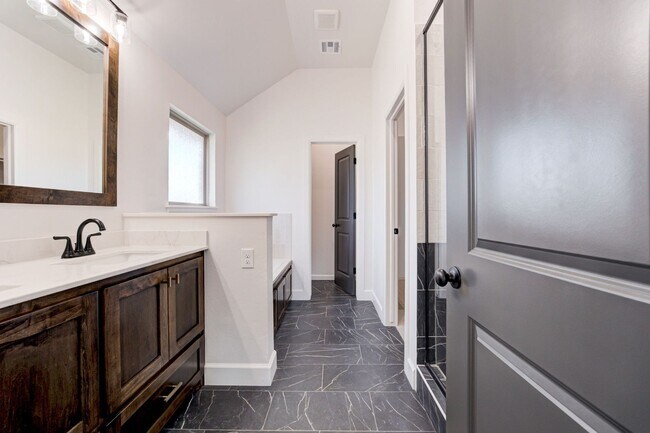 Building Photo - Brand New Home In Mustang!