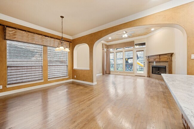 Building Photo - 4046 E Hill Dr