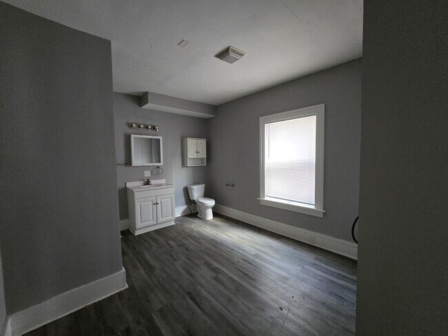 Building Photo - 5 Bedroom House