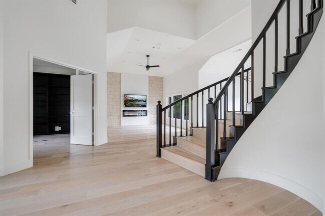 Building Photo - 1716 Bartoncliff Dr