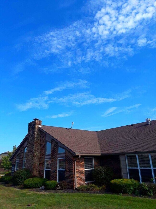 Building Photo - Spacious One Bedroom Apartment with W/D Connection!