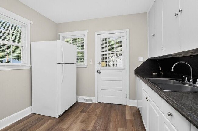 Building Photo - Charming 2BD/1BA Brick Duplex in NoDa!