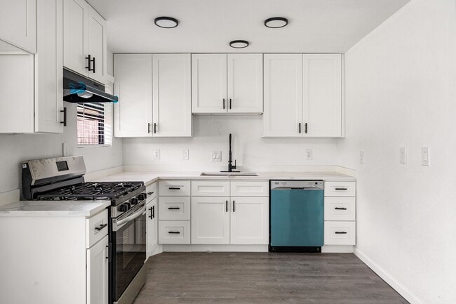 Building Photo - 404 Glenmore Dr