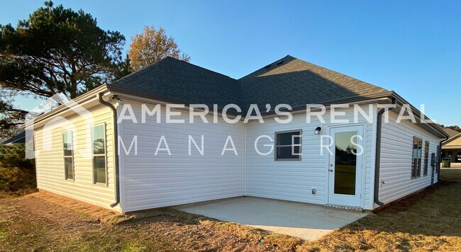 Building Photo - Home for Rent in Weaver AL. Available to V...