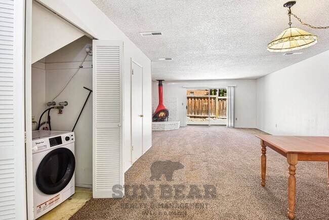 Building Photo - 3 Bedroom with a Yard!