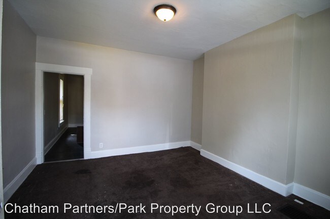 Building Photo - 321-323 Reeb Ave