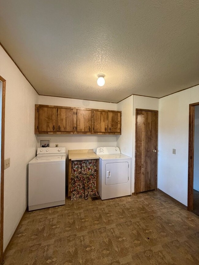 Building Photo - 3 Bedroom with a View!