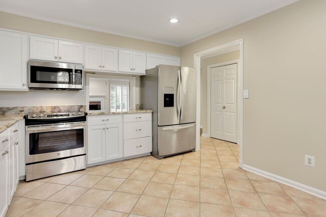 Building Photo - 2 Bed 2 Bath - Bethesda Condo - Large Outd...