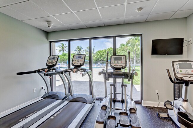 Building Photo - 145 S Ocean Ave