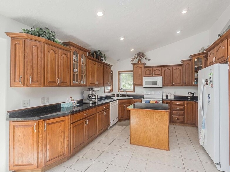 Building Photo - 809 S Outlook Dr