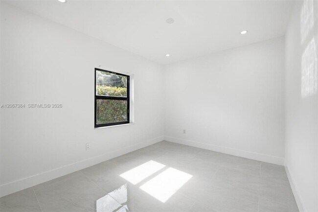 Building Photo - 5000 SW 5th Terrace