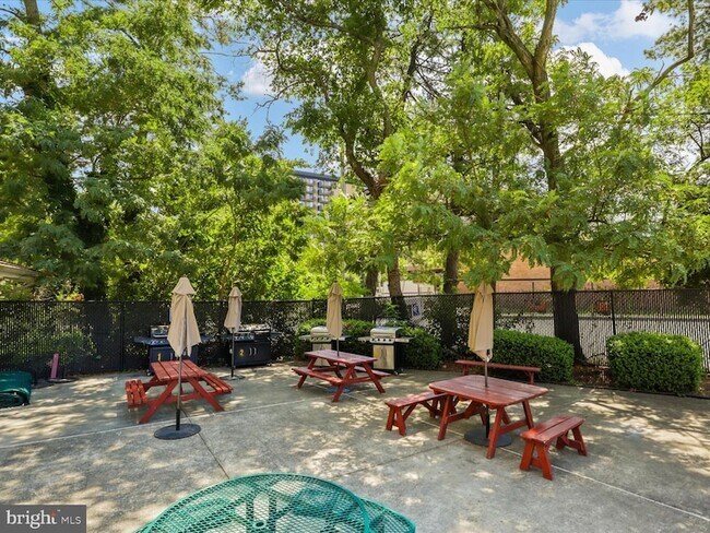 Building Photo - 301 N Beauregard St