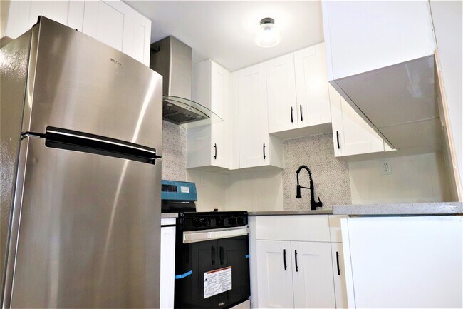 Building Photo - 718 E 84th St