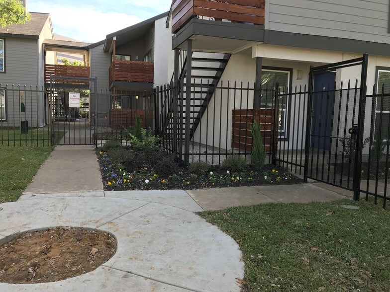 Suncrest Apartments 5444 Peterson Ln Dallas TX 75240 Apartment Finder