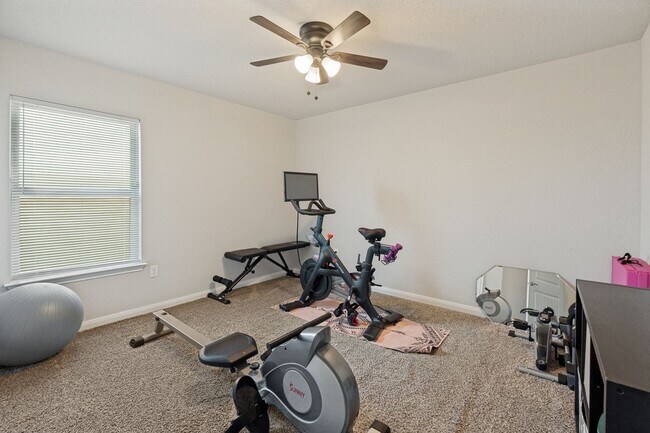 Building Photo - BEAUTIFUL 4-BEDROOM HOME IN NORTHEAST CROSSING