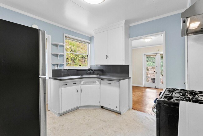 Building Photo - 6172 Moraga Ave