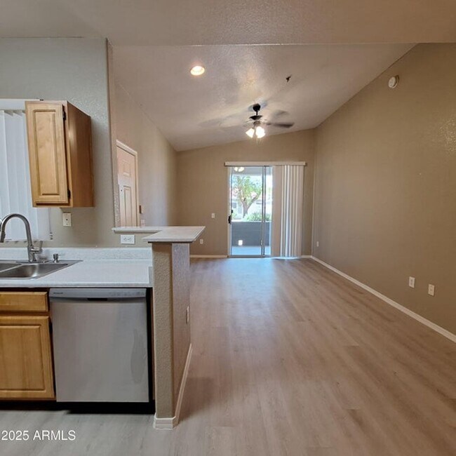 Building Photo - Charming 1 Bed 1 Bath Lower Level condo ++...