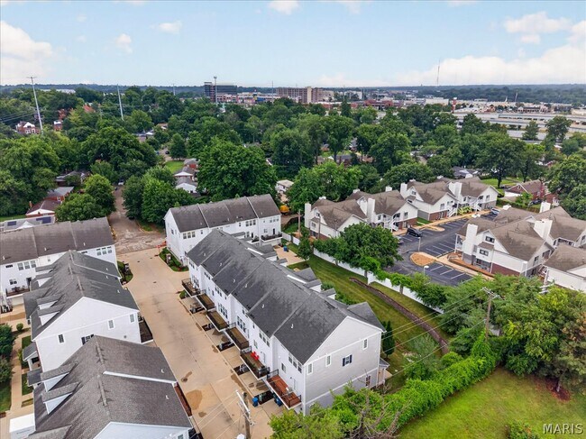 Building Photo - 8013 Central Park Dr