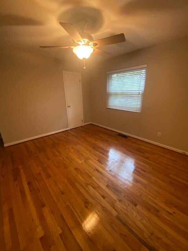 Building Photo - 1504 Sunset Ln