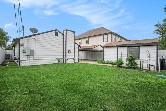Building Photo - 5720 Fraser Ave