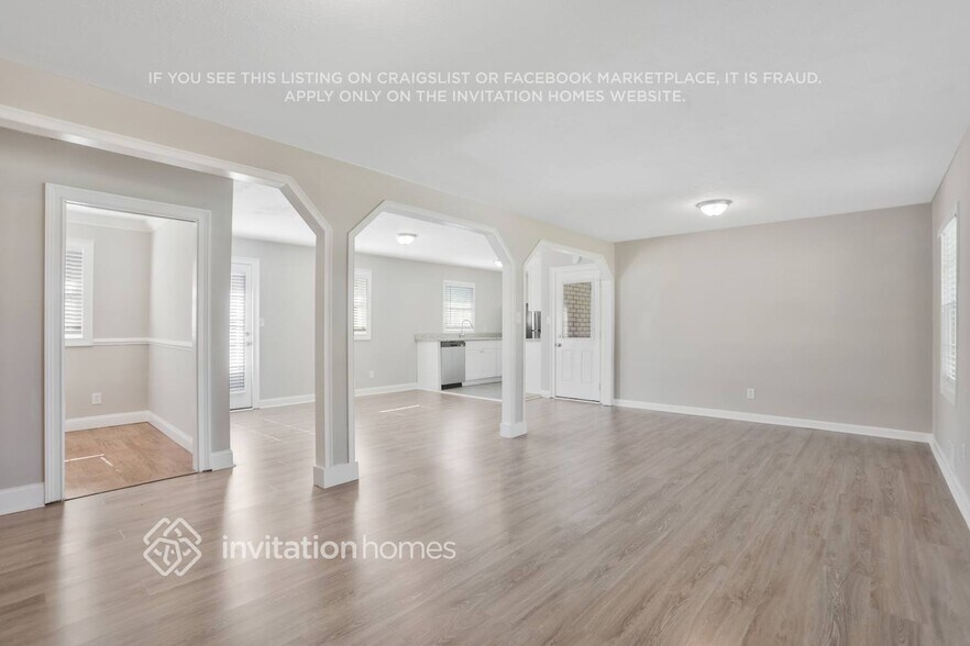 Building Photo - 3899 Summit Dr