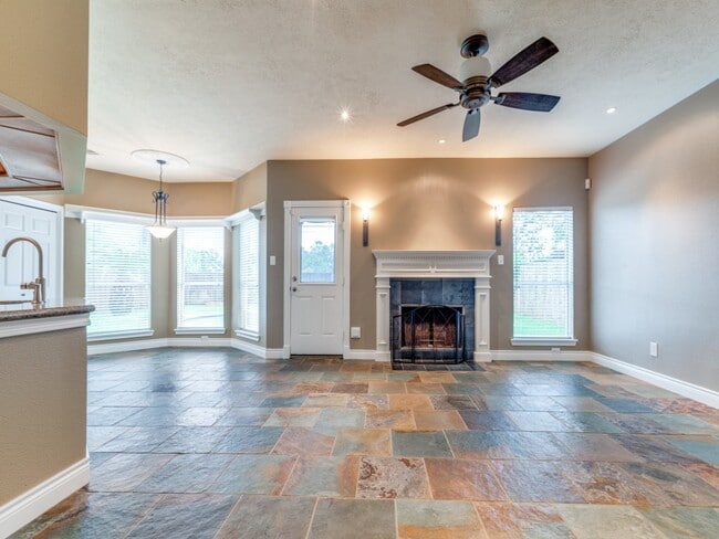 Building Photo - 1319 Park Wind Dr