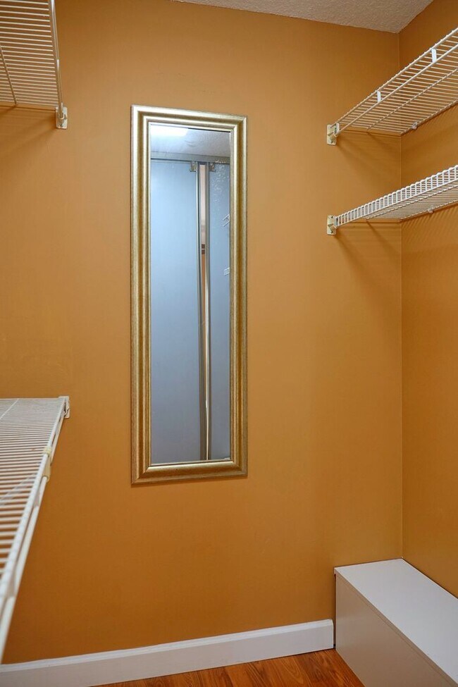 Building Photo - This 2/2.5 spacious townhouse could be you...