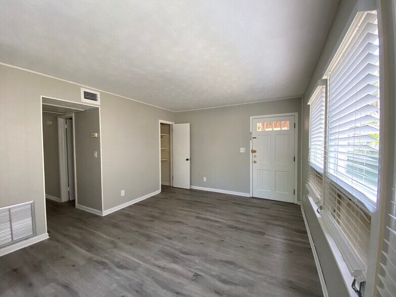 Living room - 3221 Herschel Street