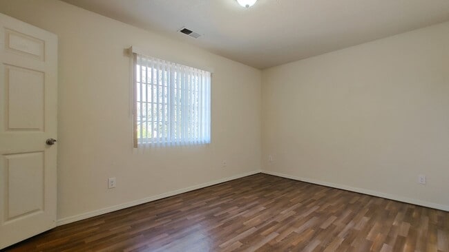 Building Photo - 509 Valencia Dr SE