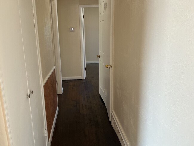 Building Photo - 3BR 1BA Single Family