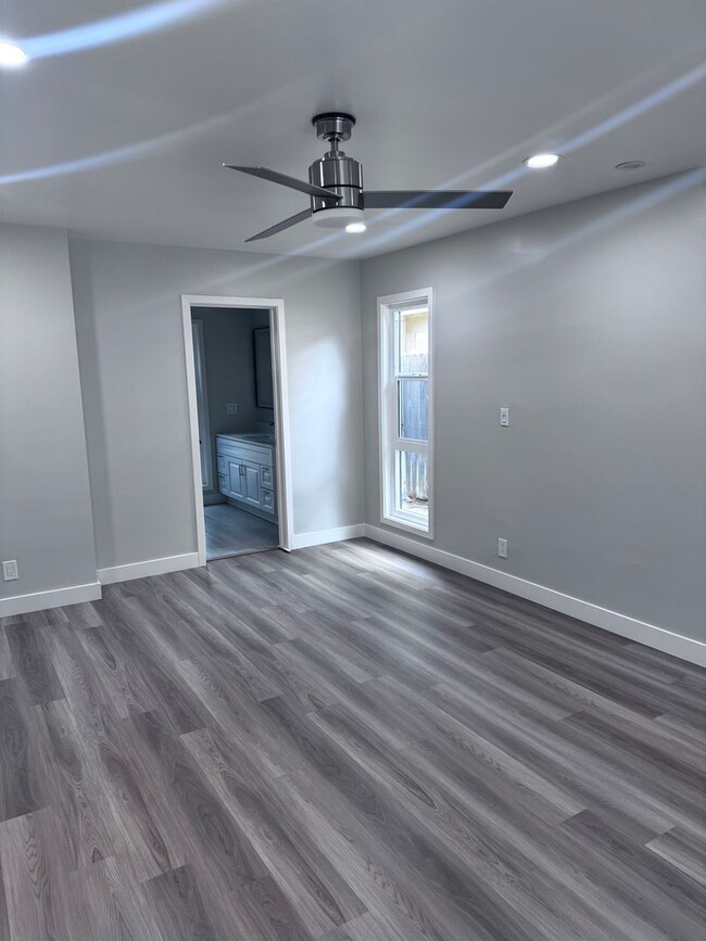 Building Photo - Spacious 3 Bed 2 Bath in Enderle Gardens: ...