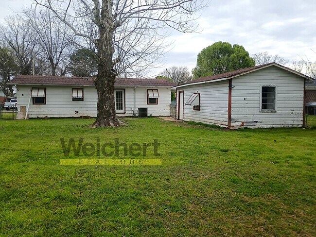 Building Photo - 3BR Home w/ Garage & Fenced Yard