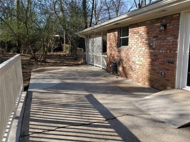 Building Photo - 318 Lynnwood Dr