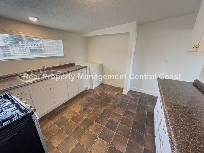 Building Photo - AVAILABLE FEBRUARY - Recently Remodeled Lo...