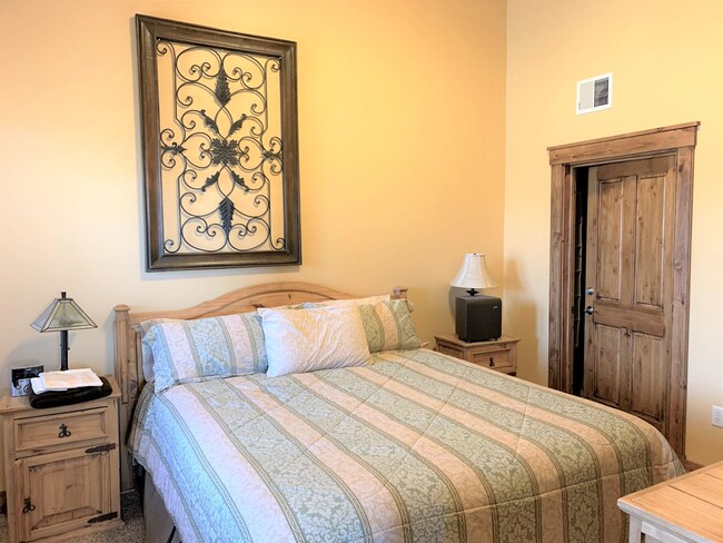 Building Photo - Perfectly Located Crestview Condo - Fully ...