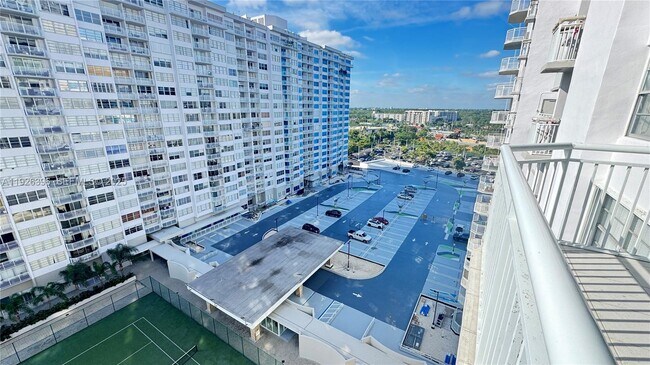 Building Photo - 18061 Biscayne Blvd