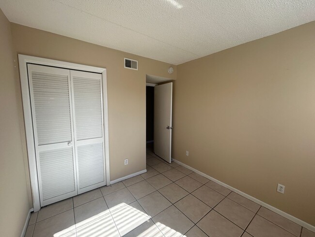 Building Photo - Cozy 1-Bedroom Apartment in Port Richey, F...