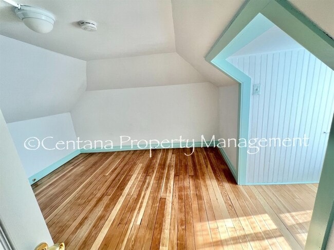 Building Photo - Historic home centrally located and beauti...
