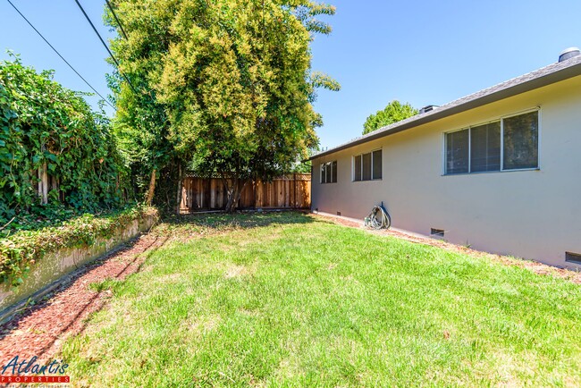 Building Photo - Lovely Cul-De-Sac Home | Private Yards