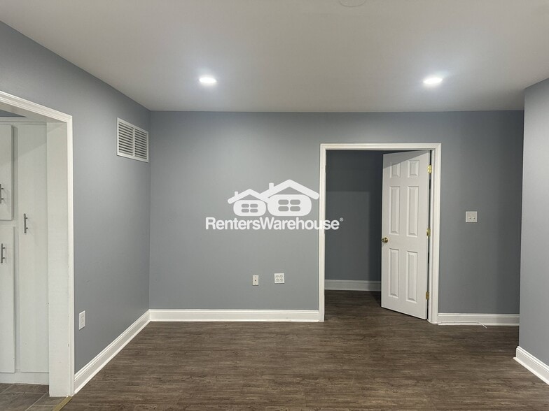 Building Photo - 3026 Lavender Ave