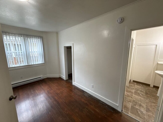 Building Photo - 633 Thompson Ave NE