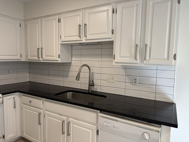 Building Photo - 1513 Kendall Dr