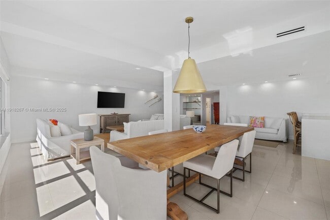 Building Photo - 9102 W Bay Harbor Dr