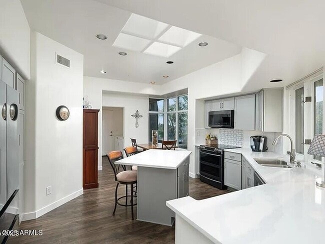 Building Photo - 9898 E Graythorn Dr