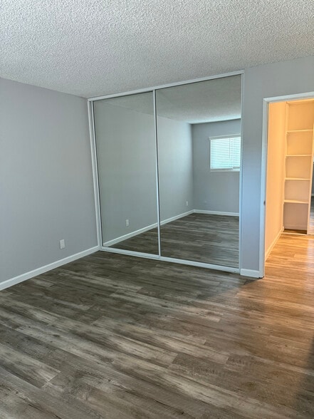 Building Photo - 966 W 11th St